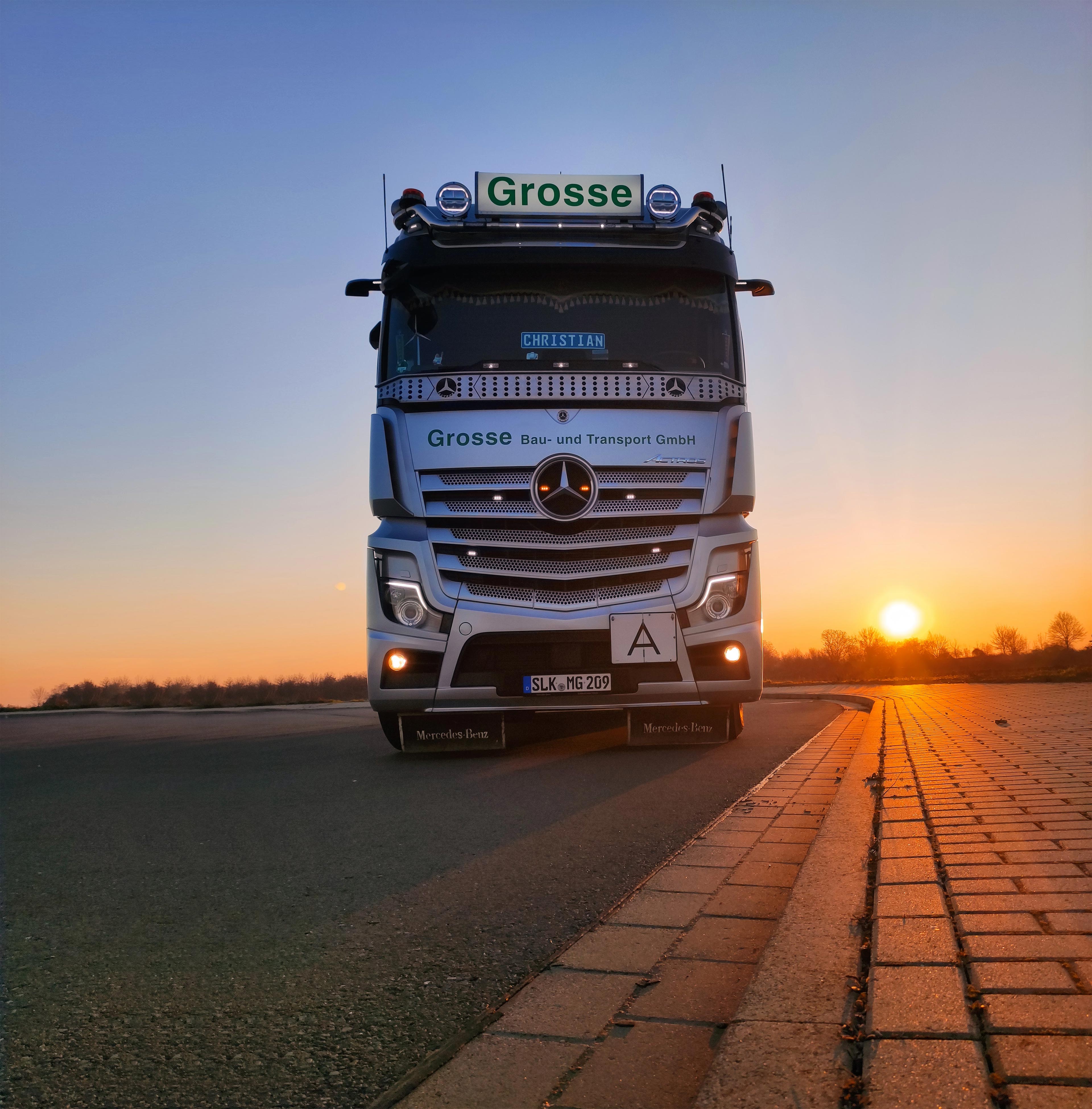 Mercedes Actros von Vorne bei Sonnenuntergang