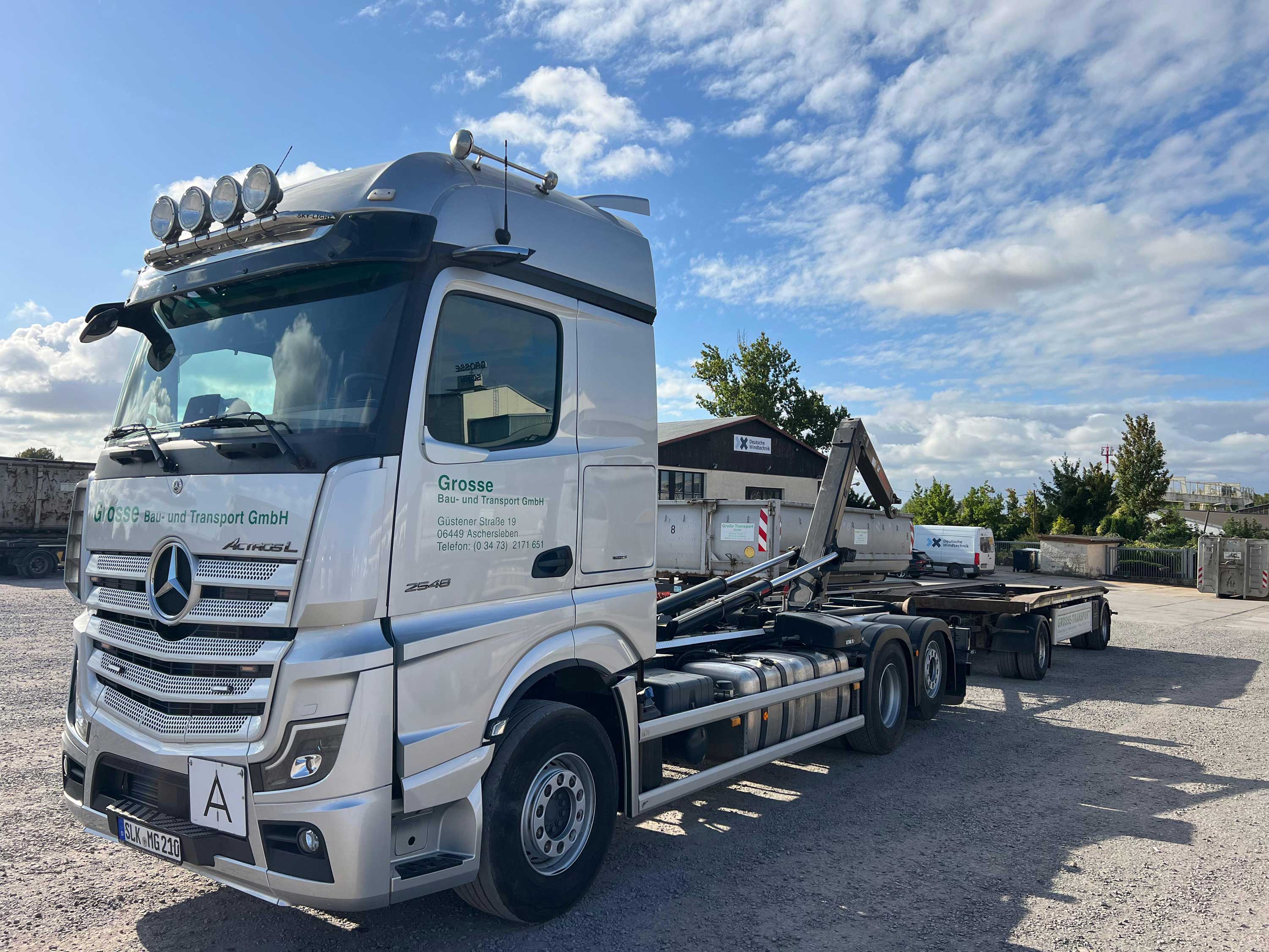 Mercedes Actros Abroller ohne Container von der Seite