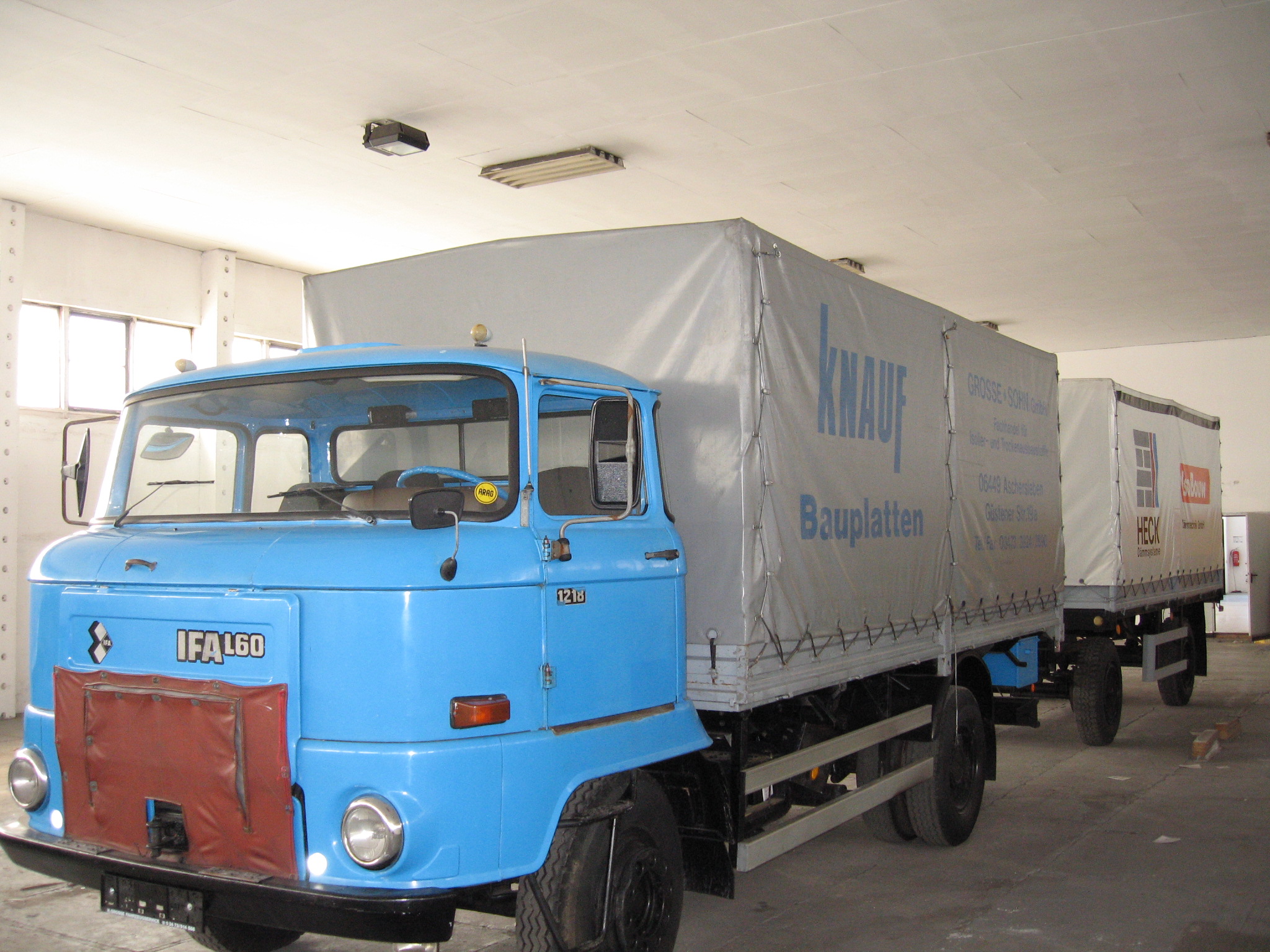 blauer IFA L60 mit Anhänger in einer Halle
